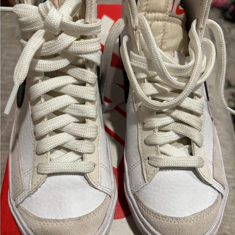 Nike Blazer Mid '77 GS in White, Black kids sz 4youth - Picture 3 of 4